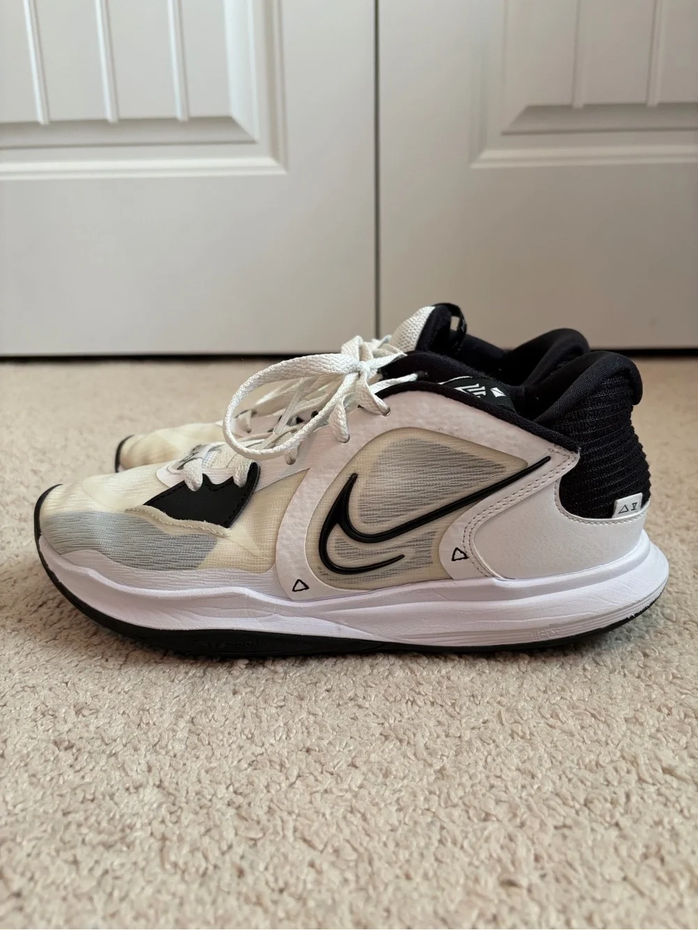 Nike Kyrie 5 Low Men's Size 7 Black White Swoosh DO9617-100